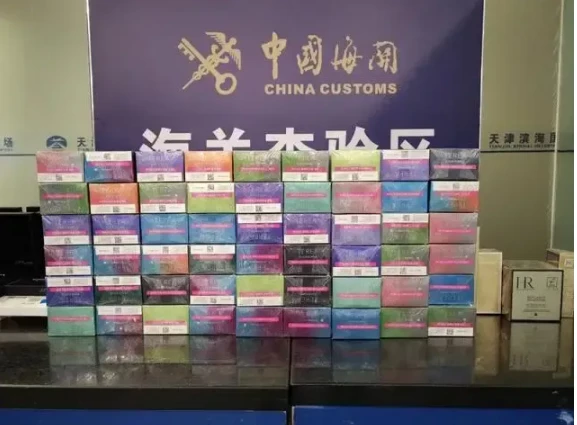 天津滨海机场海关在对入境航班旅客行李物品进行例行检查时，发现两名旅客的行李物品机检图像存在异常。通过现场关员的开箱查验，发现该名旅客携带了大批量未申报的物品，包括电子烟烟弹以及打火机等物品 - 图图电子烟蒸汽馆